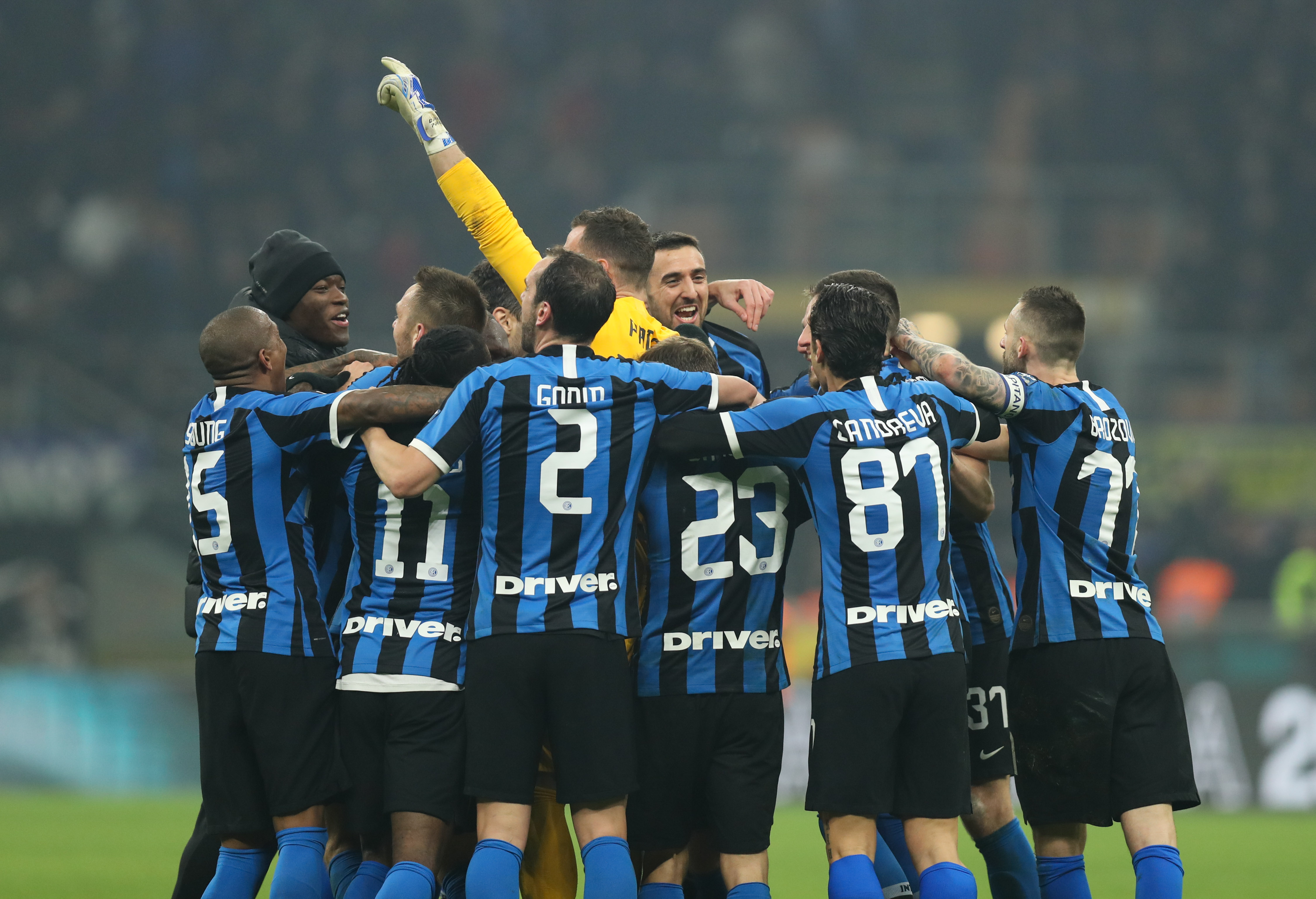 曼联第一季度总营收为1.403亿英镑，较去年同期有所下降（曼联第一季度营收1.403亿英镑，同比下降）