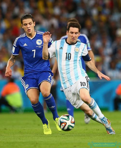 霍芬海姆3-2逆转沃尔夫斯堡，布格尔梅开二度，普罗梅尔传射（霍芬海姆3-2翻盘狼堡：布格尔梅开二度，普罗梅尔传射建功）