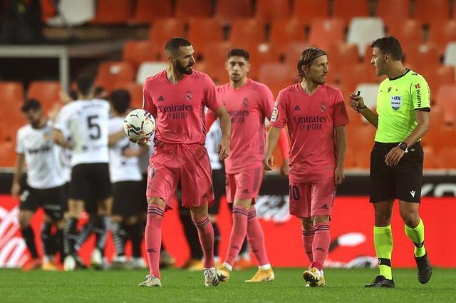 恩德里克和罗克因未上场导致身价暴跌，罗克选择外租后身价暴涨，均需在联赛中积累经验。（出场不足致身价下滑，罗克外租后飙升；恩德里克与罗克亟需联赛实战历练）